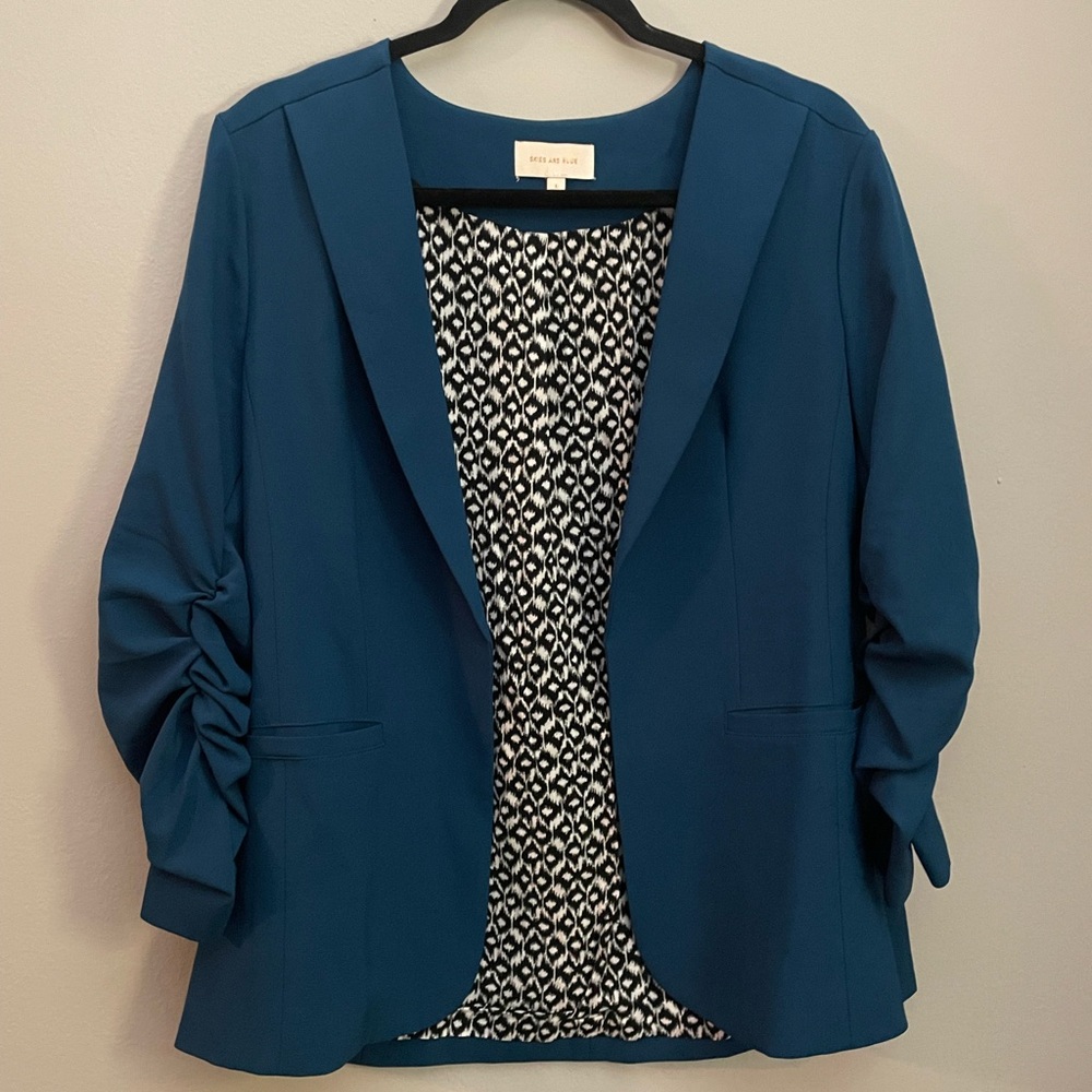 Teal blazer with ruched sleeves. Like New! Very comfortable. Size large